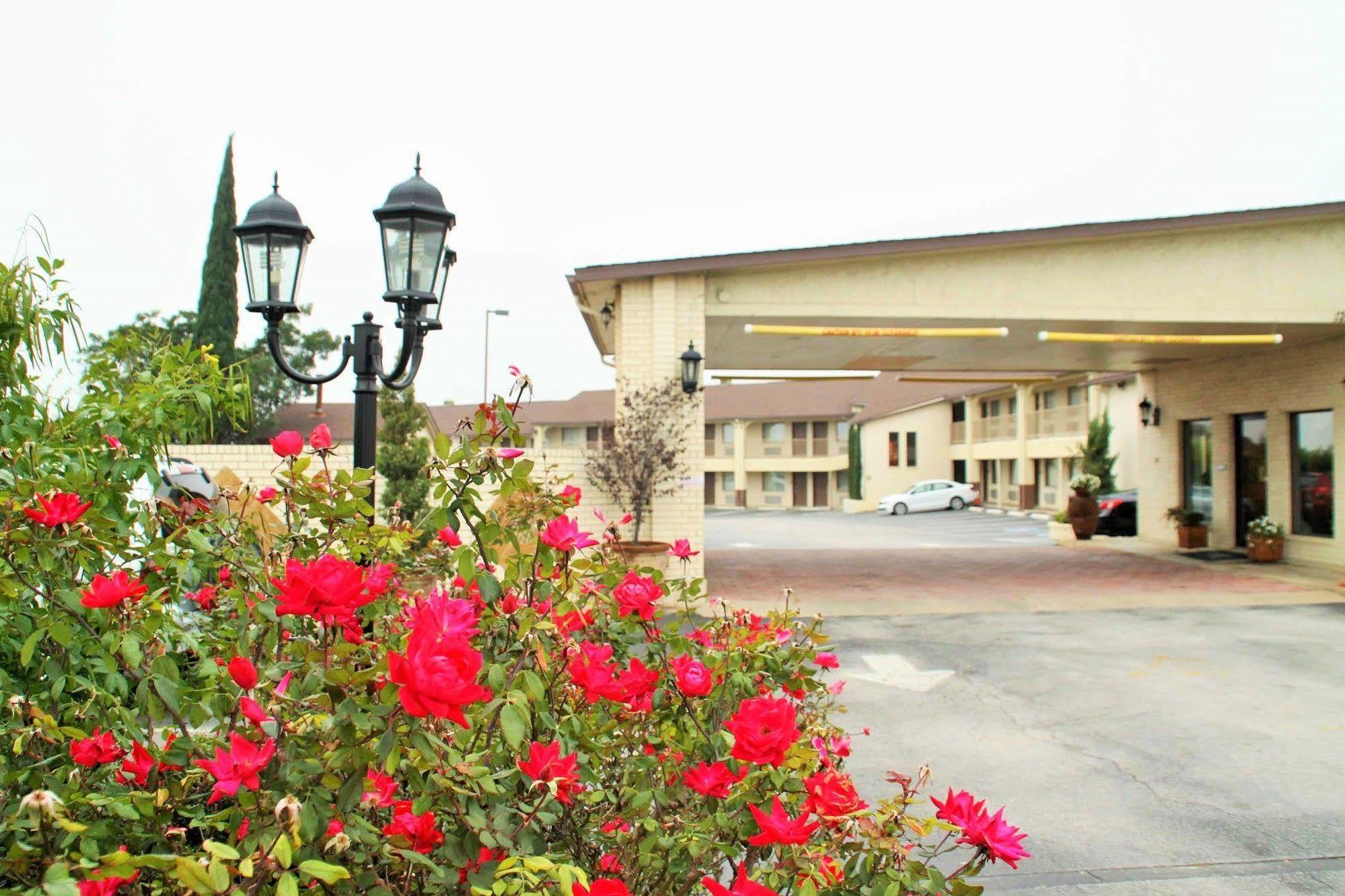 Quality Inn Near Lake Марбл-Фолс Экстерьер фото